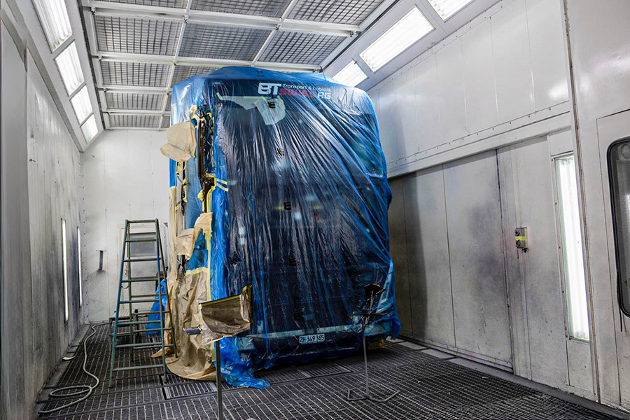 Ausweichmöglichkeit: In der Pw-Abteilung im Hauptgebäude können bei Bedarf auch Lastwagen lackiert werden. 